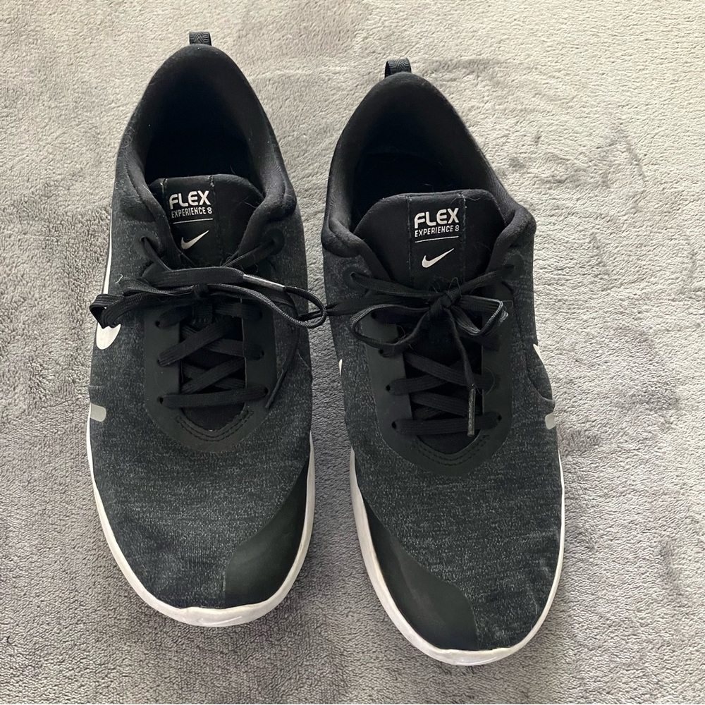 Nike Flex Experience 8 men’s sneakers, gray and black. Size 9 used, great shape!